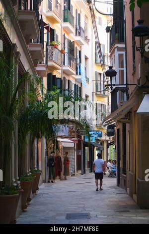 Commercial Way with shops and restaurants in the pedestrianised town ...