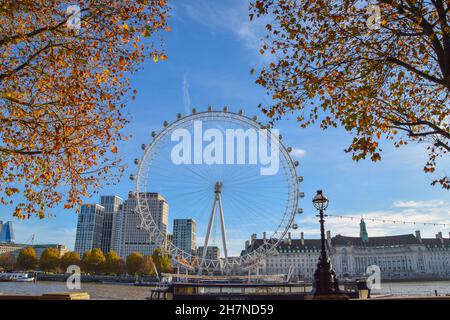 The London Eye on a clear autumn day. London, UK, 18th November 2021. Stock Photo