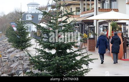 24 November 2021, Mecklenburg-Western Pomerania, Kühlungsborn: The promenade in the boat harbour is decorated for Christmas. Many clouds and drizzle provide classic North German dirty weather. Photo: Bernd Wüstneck/dpa-Zentralbild/ZB Stock Photo