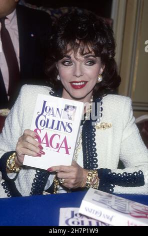 Joan Collins in 1989 for the release of her book 'Saga' in France    Photo Patrick Davy Stock Photo