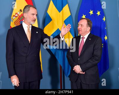 King Felipe and former Swedish Prime Minister Stefan Lofven in Stockholm, Sweden, 24 November, 2021. The Spanish Royals are on a two-day state visit to Sweden. Photo: Jonas EkstrOmer / TT code 10030 Stock Photo