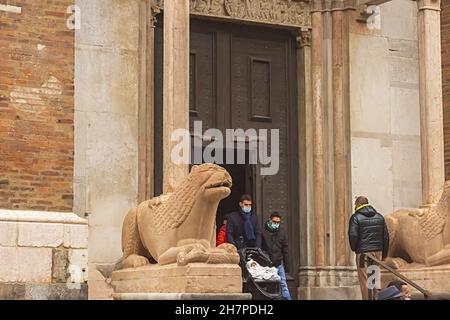 cremona piazzza del duomo uscita latera dalla catedrale Stock Photo