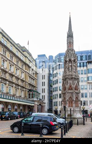 Replica of the Eleanor Cross on the forecourt of Charing Cross Station on the Strand, London, UK. Stock Photo