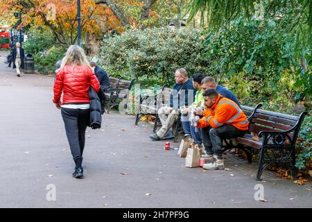 Workers taking their lunch break in Whitehall Gardens, Victoria Embankment, London, UK Stock Photo