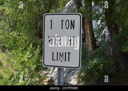 A sign notifies One Ton Weight Limit. Stock Photo