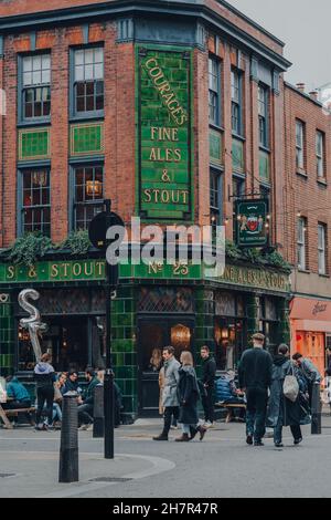 London, UK - October 23, 2021: The Exmouth Arms pub on Exmouth Market, a semi-pedestrianised street in Clerkenwell, and a famous street market, people Stock Photo