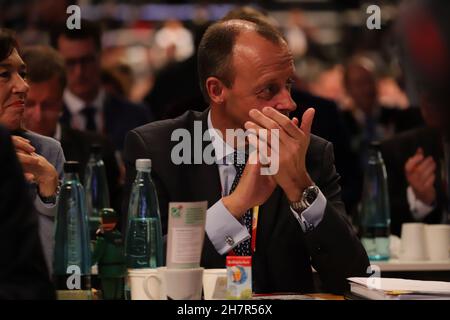 Friedrich Merz Kandidat für den CDU-Parteivorsitz auf dem Bundesparteitag der CDU 2018 in Hamburg; Applaus nach links Stock Photo