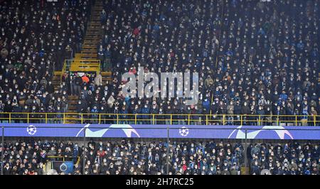 24 November 2021, Belgium, Brügge: Football: Champions League, FC Brugge - RB Leipzig, Group stage, Group A, Matchday 5, Jan Breydel Stadium. Spectators with mouth-nose protection at the start of the match in the stadium. Photo: Bernd Thissen/dpa Stock Photo