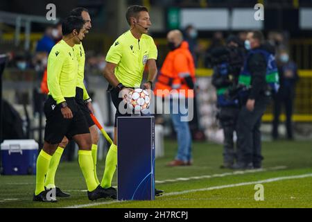 BRUGGE, BELGIUM - NOVEMBER 24: Referee Davide Massa during the UEFA Champions League Group Stage match between Besiktas and Ajax at Jan Breydelstadion on November 24, 2021 in Brugge, Belgium (Photo by Jeroen Meuwsen/BSR Agency/Getty Images)*** Local Caption *** Davide MassaBRUGGE, BELGIUM - NOVEMBER 24: Referee Davide Massa during the UEFA Champions League Group Stage match between Club Brugge and RB Leipzig at Jan Breydelstadion on November 24, 2021 in Brugge, Belgium (Photo by Jeroen Meuwsen/Orange Pictures) Credit: Orange Pics BV/Alamy Live News Stock Photo