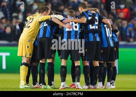 BRUGGE, BELGIUM - NOVEMBER 24: Team of Club Brugge form a huddle during the UEFA Champions League Group Stage match between Besiktas and Ajax at Jan Breydelstadion on November 24, 2021 in Brugge, Belgium (Photo by BSR Agency/Getty Images)*** Local Caption *** BRUGGE, BELGIUM - NOVEMBER 24: Team of Club Brugge form a huddle during the UEFA Champions League Group Stage match between Club Brugge and RB Leipzig at Jan Breydelstadion on November 24, 2021 in Brugge, Belgium (Photo by Jeroen Meuwsen/Orange Pictures) Credit: Orange Pics BV/Alamy Live News Stock Photo