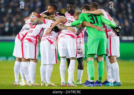 BRUGGE, BELGIUM - NOVEMBER 24: Team of RB Leipzig form a huddle during the UEFA Champions League Group Stage match between Besiktas and Ajax at Jan Breydelstadion on November 24, 2021 in Brugge, Belgium (Photo by BSR Agency/Getty Images)*** Local Caption *** BRUGGE, BELGIUM - NOVEMBER 24: Team of RB Leipzig form a huddle during the UEFA Champions League Group Stage match between Club Brugge and RB Leipzig at Jan Breydelstadion on November 24, 2021 in Brugge, Belgium (Photo by Jeroen Meuwsen/Orange Pictures) Credit: Orange Pics BV/Alamy Live News Stock Photo