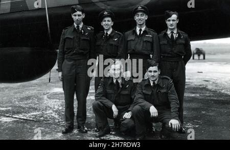 514 Squadron RAF aircrew with their Avro Lancaster bomber. Waterbeach, Cambridgeshire. March - July 1945. The crew raided Germany in March - April 1945. In May 1945 they repatriated Allied POWs, and also took part in Operation Manna food drops to The Hague, Holland. Stock Photo