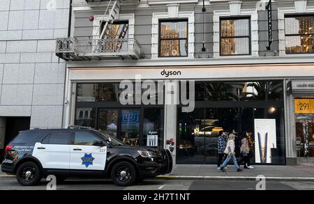 San Francisco, United States. 24th Nov, 2021. A San Francisco police department vehicle stands in front of the Dyson store in Union Square on Nov. 24, 2021. Videos on social media showed masked people running with goods from several high-end retailers in the storied shopping area. (Photo by Samuel Rigelhaupt/Sipa USA) Credit: Sipa USA/Alamy Live News Stock Photo