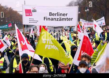 Berlin, Germany. 25th Nov, 2021. Participants in a warning strike by public sector workers protest against current working conditions at a rally. Unions want to put pressure on the employers in the current collective bargaining of the public service. Credit: Carsten Koall/dpa/Alamy Live News Stock Photo