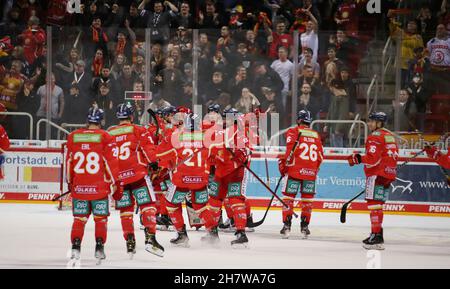 firo: 21.11.2021 ice hockey DEL Penny Bundesliga season 2021/2022 DvÂºsseldorfer EG, Duesseldorfer EG, DEG - STRAUBING TIGERS DEG, jubilation in front of fans around Brendan OÂ‚Ã „Ã´Donnell Stock Photo