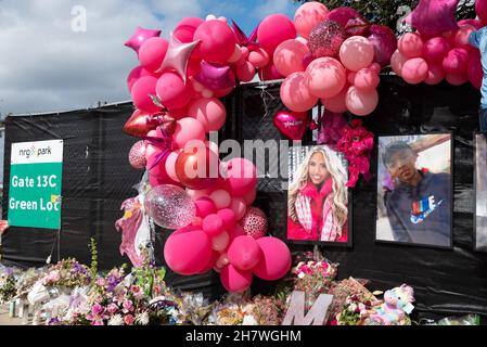 Houston, USA. 24th Nov, 2021. A memorial for the victims of Astroworld Festival is set up outside of NRG Park in Houston, Texas on November 24, 2021. Images of all ten victims line the fence, Madison Dubiski and Ezra Blount's pictures are seen here. (Photo by Jennifer Lake/Sipa USA) Credit: Sipa USA/Alamy Live News Stock Photo