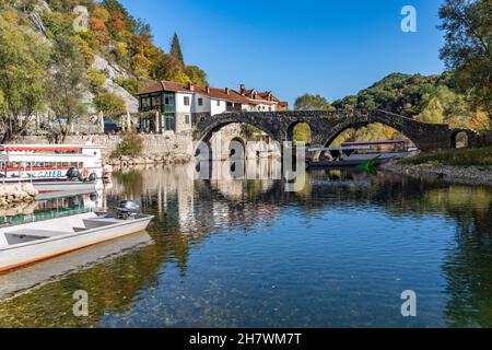 Die Alte Brücke Stari Most über den Fluss Crnojevic in Rijeka Crnojevica, Montenegro, Europa  |    The old bridge Stari Most over Rijeka Crnojevica ri Stock Photo