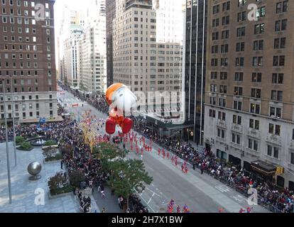 New York, USA. 25th Nov, 2021. The Snoopy balloon moves down the parade route at the 95th Macy's Thanksgiving Day Parade in New York City on Thursday, November 25, 2021. The parade started in 1924, tying it for the second-oldest Thanksgiving parade in the USA with America's Thanksgiving Parade in Detroit. Photo by John Angelillo/UPI Credit: UPI/Alamy Live News Stock Photo