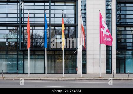 Berlin, Germany. 25th Nov, 2021. International Day of the Elimination of Violence against Women. SASKIA ESKEN, LARS KLINGBEIL and ULRIKE HÃ„FNER raise a flag in front of the Willy-Brand-Haus in Berlin, on November 25, 2021. (Credit Image: © Ralph Pache/PRESSCOV via ZUMA Press Wire) Credit: ZUMA Press, Inc./Alamy Live News Stock Photo