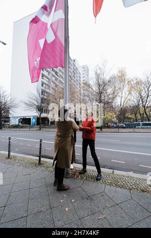 Berlin, Germany. 25th Nov, 2021. International Day of the Elimination of Violence against Women. SASKIA ESKEN, LARS KLINGBEIL and ULRIKE HÃ„FNER raise a flag in front of the Willy-Brand-Haus in Berlin, on November 25, 2021. (Credit Image: © Ralph Pache/PRESSCOV via ZUMA Press Wire) Credit: ZUMA Press, Inc./Alamy Live News Stock Photo