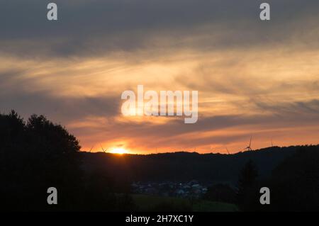 Sonnenuntergang, Abendrot auf dem Land in Deutschland Stock Photo