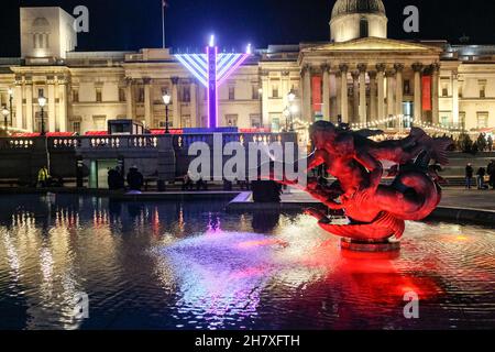 Trafalgar Square, London, UK. 25th Nov 2021. The Menorah in Trafalgar Square for Chanukah, the Jewish Festival of Lights. Credit: Matthew Chattle/Alamy Live News Stock Photo