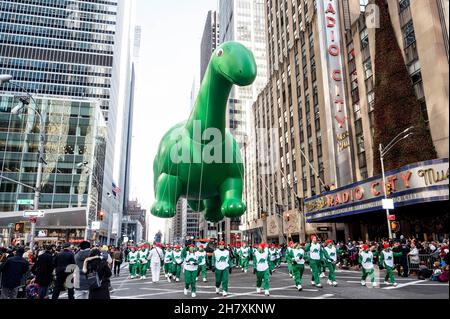 New York, USA. 25th Nov, 2021.  The Sinclair Dino balloon at the Macy's Thanksgiving Day parade. (Credit Image: © Michael Brochstein/ZUMA Press Wire) Credit: ZUMA Press, Inc./Alamy Live News Stock Photo