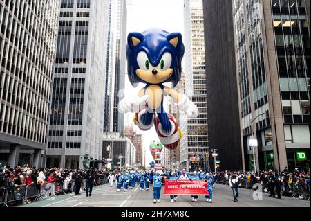 Sonic the Hedgehog palloncino gigante nel Macy's 2011 Giornata del  Ringraziamento Parade Foto stock - Alamy