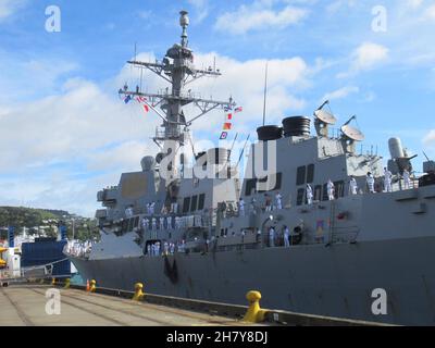 WELLINGTON, New Zealand (Nov. 25, 2021) USS Howard (DDG 83) arrives in New Zealand for a routine port visit, marking the first visit to the country from a U.S. warship since 2016. Howard is assigned to Commander, Task Force (CTF) 71/Destroyer Squadron (DESRON) 15, the Navy's largest forward-deployed DESRON and the U.S. 7th Fleet's principal surface force. (Courtesy photo by U.S. Embassy - Wellington) Stock Photo