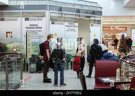 Berlin, Germany. 25th Nov, 2021. People line up to get inoculated with COVID-19 vaccines at a vaccination station inside a shopping center in Berlin, Germany, Nov. 25, 2021. The total number of COVID-19 deaths in Germany has climbed to 100,119, as 351 fatal cases were recorded within the last 24 hours, the Robert Koch Institute (RKI) announced on Thursday. Credit: Shan Yuqi/Xinhua/Alamy Live News Stock Photo