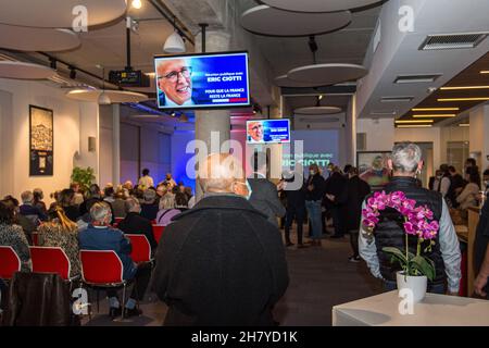 Marseille, France. 24th Nov, 2021. Spectators waiting for Eric Ciotti to arrive at the event hall at PACA ( an administrative region in southeast France).Eric Ciotti is running as an official candidate under a conservative party in the coming French presidential elections in 2022. He will represent the right-wing of the Les Republicans. Credit: SOPA Images Limited/Alamy Live News Stock Photo