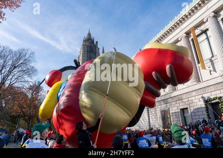 NEW YORK, NY - NOVEMBER 25: A parade official cuts a snag wire from the Greg Heffley 'Diary of a Wimpy Kid' balloon during the 95th Annual Macy's Thanksgiving Day Parade on November 25, 2021 in New York City. Stock Photo