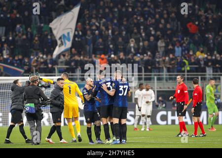 Milano, Italy. 24th Nov, 2021. Italy, Milan, nov 24 2021: fc Inter players celebrates the victory at the end of football match FC INTER vs SHAKHTAR DONETSK, UCL 2021-2022 day5, San Siro stadium (Photo by Fabrizio Andrea Bertani/Pacific Press) Credit: Pacific Press Media Production Corp./Alamy Live News Stock Photo
