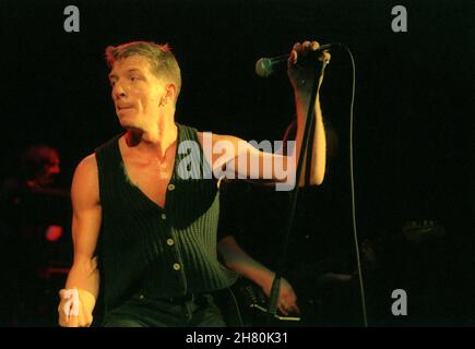 The Stranglers concert, Wembley Arena, London, 26/3/1994 - Paul Roberts, lead vocalist from 1990-2006, singing live on stage Stock Photo