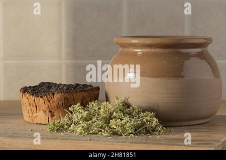 origano secco in vaso di coccio marrone Stock Photo