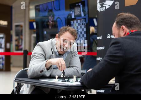 20 July 2019, Baden-Wuerttemberg, Karlsruhe: The 14-year-old Vincent Keymer  (r) plays at the chess tournament Grenke Open against world champion Magnus  Carlsen and is defeated only after the 81st move after 6:45