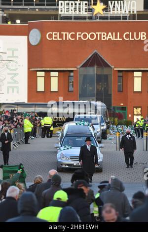 Glasgow, UK. 26th Nov, 2021. 26th, November, 2021. Glasgow, Scotland, UK. The funeral cortege passes Celtic Football Club stadium giving the supporters of the club a chance to say farewell to European Cup winner Bertie Auld (83), one of the revered Lisbon Lions and part of the first British team to win the trophy. Credit: Douglas Carr/Alamy Live News Stock Photo