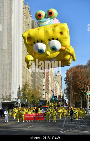 “spongebob Squarepants & Gary” Balloon At The 95th Annual Macy's 