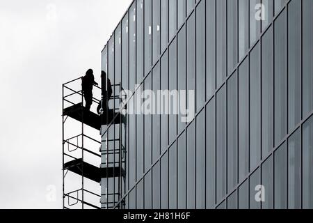 Berlin, Deutschland. 26th Nov, 2021. A construction worker emerges as a silhouette on a scaffolding in Berlin, November 26th, 2021. Copyright: Florian Gaertner/photothek.de Credit: dpa/Alamy Live News Stock Photo