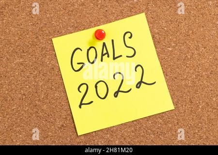 goals 2022 sticky note on cork board. Stock Photo