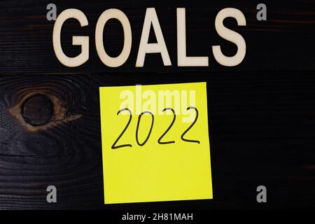 goals 2022 sticky note on wood background. Stock Photo