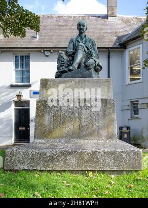 DORCHESTER, UNITED KINGDOM - Oct 25, 2021: A vertical shot of the sculpture of Thomas Hardy by Eric Henri Kennington in Dorchester Stock Photo