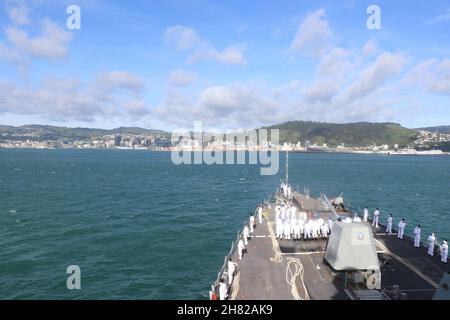 WELLINGTON, New Zealand  (Nov. 26, 2021) The Arleigh Burke-class guided-missile destroyer USS Howard (DDG 83) arrives in New Zealand for a port visit. Howard is assigned to Commander, Task Force (CTF) 71/Destroyer Squadron (DESRON) 15, the Navy's largest forward-deployed DESRON and the U.S. 7th Fleet's principal surface force. (U.S. Navy photo by Ensign Morgan Bollinger) Stock Photo