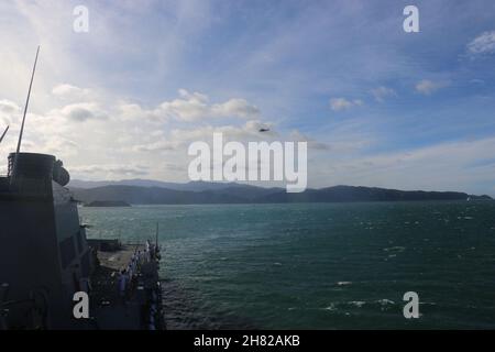 WELLINGTON, New Zealand  (Nov. 26, 2021) The Arleigh Burke-class guided-missile destroyer USS Howard (DDG 83) arrives in New Zealand for a port visit. Howard is assigned to Commander, Task Force (CTF) 71/Destroyer Squadron (DESRON) 15, the Navy's largest forward-deployed DESRON and the U.S. 7th Fleet's principal surface force. (U.S. Navy photo by Ensign Morgan Bollinger) Stock Photo