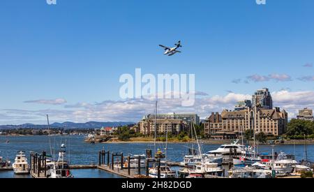 Harbor Air Float-plane flying from Vancouver Harbour Victoria BC. A Harbour Air Twin Otter landing in Victoria Harbor Stock Photo
