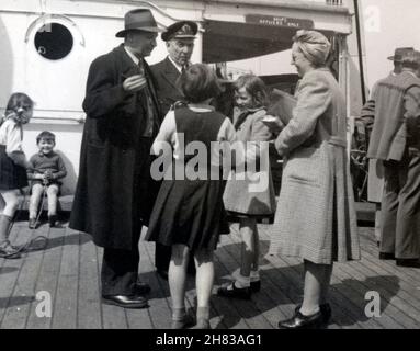 1942-1945. Passengers on Atlantic Convoy passenger ship RMS Cavina, chatting with the ship's master Captain Samuel Browne. Cavina was requisitioned in 1940, and fitted out for the Canadian passenger and cargo service in March 1942. Stock Photo