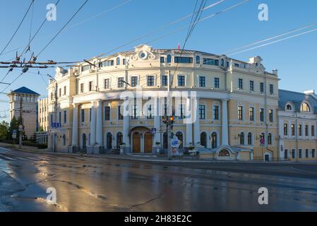 KALUGA, RUSSIA - JULY 07, 2021: The ancient building of the 18th century, in which the city government is now located, in the early July morning Stock Photo
