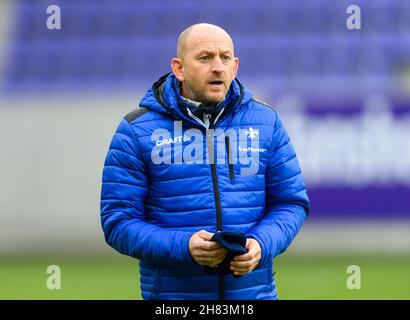 Aue, Germany. 27th Nov, 2021. Football: 2. Bundesliga, FC Erzgebirge Aue - SV Darmstadt 98, Matchday 15, Erzgebirgsstadion. Darmstadt coach Torsten Lieberknecht is on the field before the start of the match. Credit: Robert Michael/dpa-Zentralbild/dpa - IMPORTANT NOTE: In accordance with the regulations of the DFL Deutsche Fußball Liga and/or the DFB Deutscher Fußball-Bund, it is prohibited to use or have used photographs taken in the stadium and/or of the match in the form of sequence pictures and/or video-like photo series./dpa/Alamy Live News Credit: dpa picture alliance/Alamy Live News