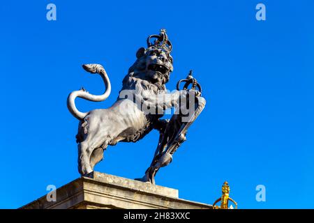 Lion at the Trophy Gates to Hampton Court Palace sculpted by John Oliver, Richmond, London, UK Stock Photo