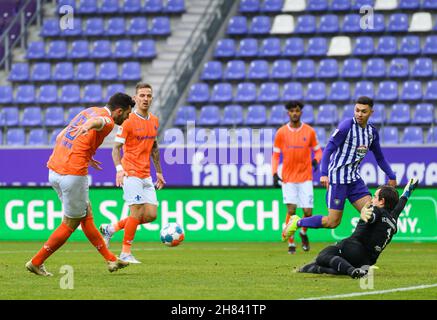 Aue, Germany. 27th Nov, 2021. Soccer: 2. Bundesliga, FC Erzgebirge Aue - SV Darmstadt 98, Matchday 15, Erzgebirgsstadion. Darmstadt's Luca Pfeiffer (l) scores against Aue's goalkeeper Martin Männel (r) and John-Patrick Strauß (2.f.r.) to make it 0:1. Credit: Robert Michael/dpa-Zentralbild/dpa - IMPORTANT NOTE: In accordance with the regulations of the DFL Deutsche Fußball Liga and/or the DFB Deutscher Fußball-Bund, it is prohibited to use or have used photographs taken in the stadium and/or of the match in the form of sequence pictures and/or video-like photo series./dpa/Alamy Live News Credit